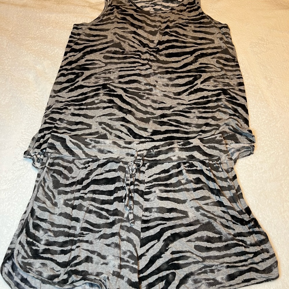 Ambrielle Women’s Zebra Print Matching Pajamas Large